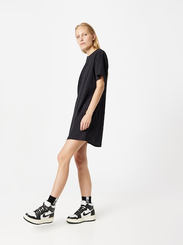 Nike Sportswear Рокля 'Essential' в черно: отпред