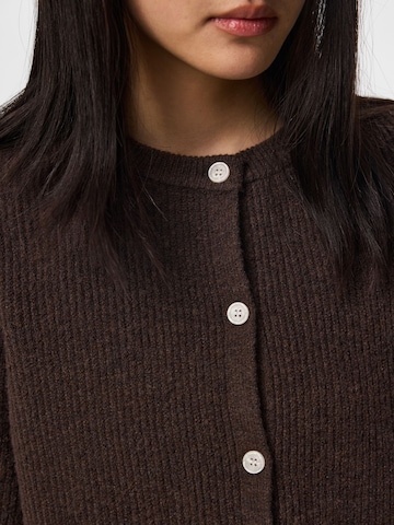 Cardigan 'PCSilly' PIECES en marron