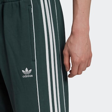 Tapered Pantaloni 'Rekive' de la ADIDAS ORIGINALS pe verde