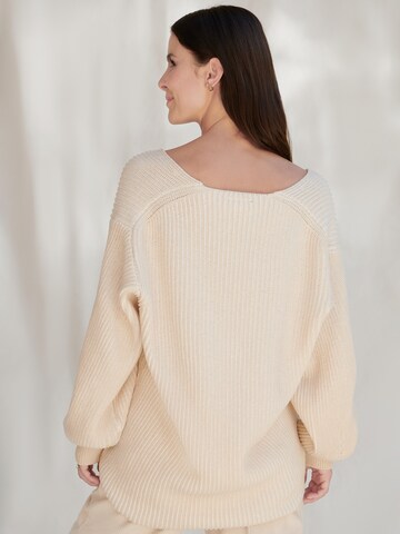 Pullover 'Emmy' di A LOT LESS in bianco