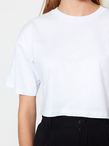 T-shirt Trendyol en blanc