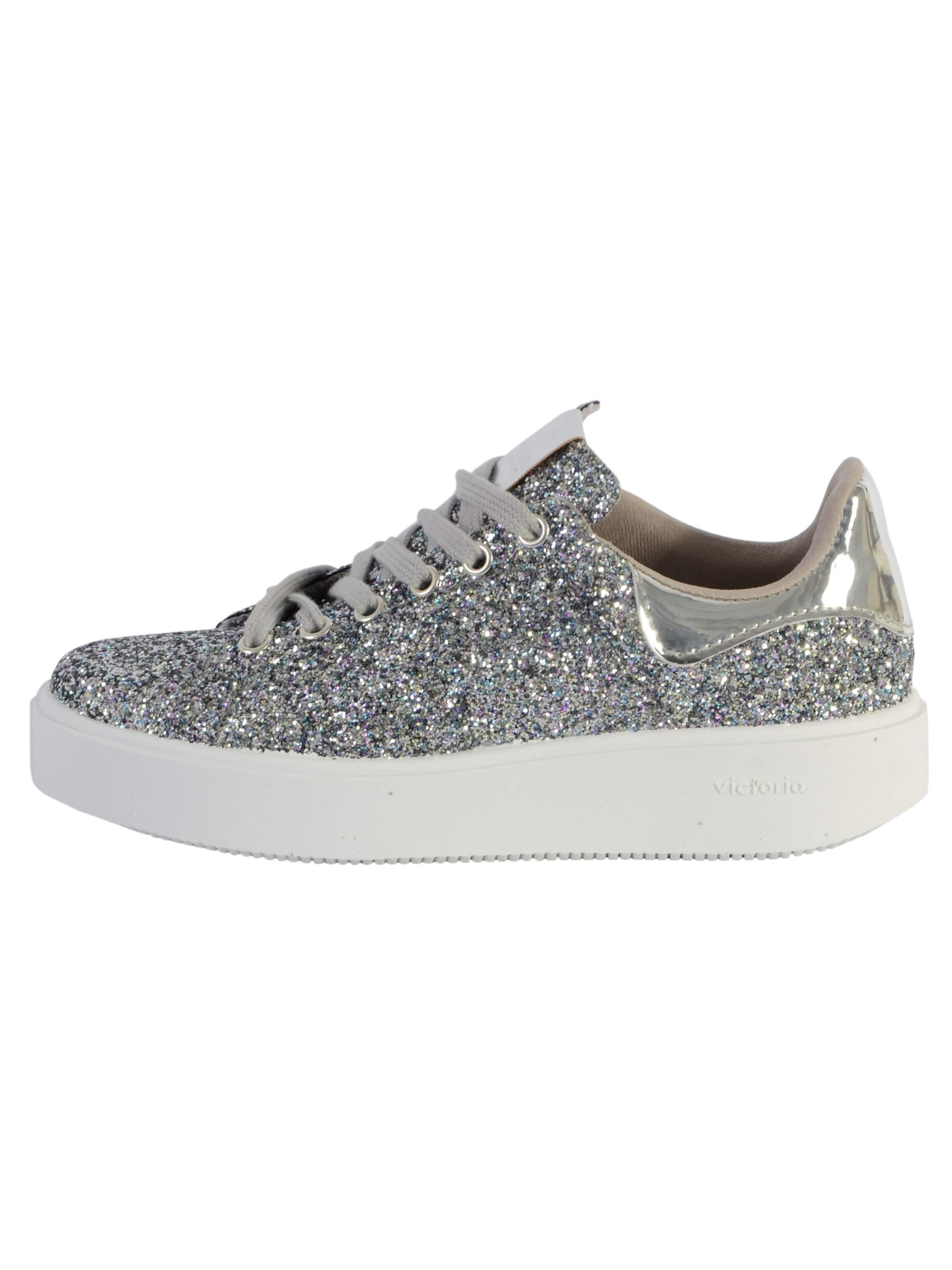 Chaussure de sport à lacets victoria en gris : devant