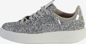 Chaussure de sport à lacets victoria en gris : devant