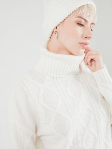 Pullover 'Carla' di ABOUT YOU in bianco
