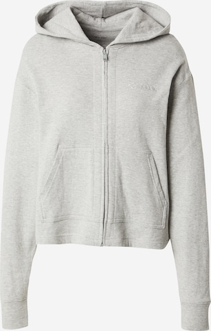 Calvin Klein Суичъри с качулка в сиво: отпред
