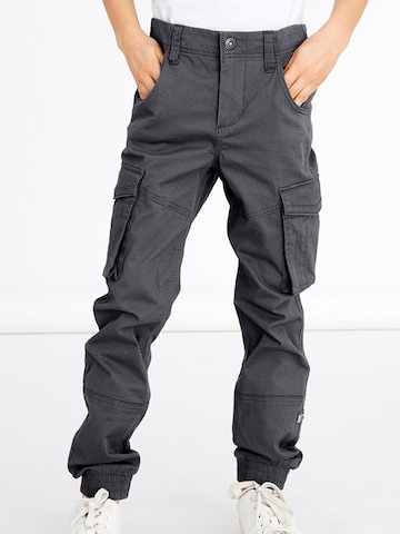 Tapered Pantaloni 'Bamgo' di NAME IT in grigio: frontale