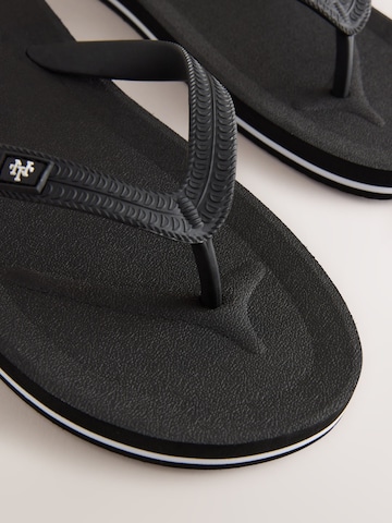 Flip-flops de la Next pe negru