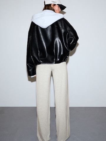 Bershka Широки крачоли Панталон в сиво