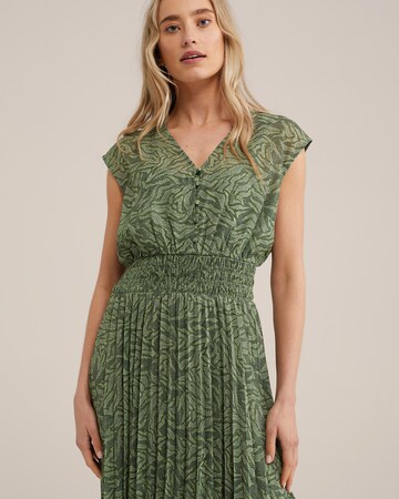 Rochie de la WE Fashion pe verde: față