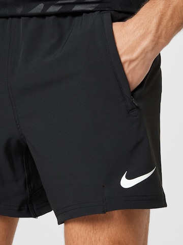 NIKE Regular Sportshorts in Schwarz