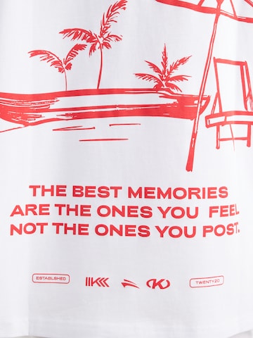 Tricou supradimensional 'Vacation' de la Karo Kauer pe alb