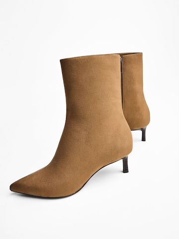 Botine de la Bershka pe maro