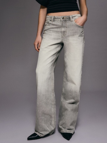 Baggy Jeans de la Bershka pe gri: față