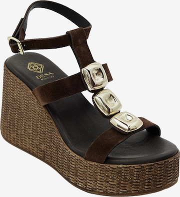 Desa - Sandalias con hebilla 'DESA Damen-Wildledersandalen mit Keilabsatz und goldenen Details' en marrón: frente