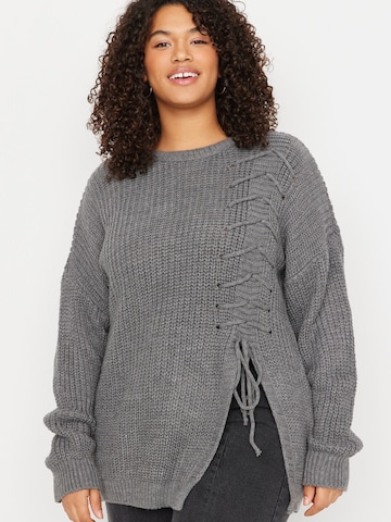 Trendyol Curve Sweater in Grey: front