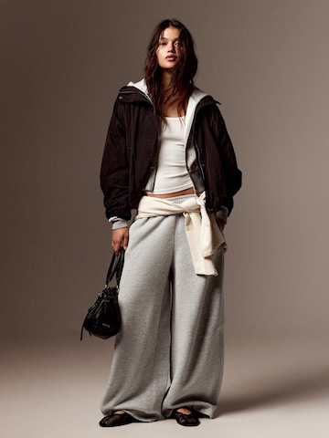 Bershka Wide leg Trousers in Grey: front