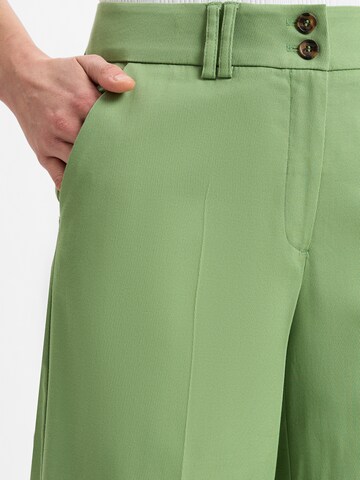 Wide leg Pantaloni con piega frontale di MORE & MORE in verde
