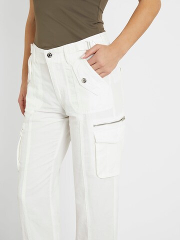 GUESS Slimfit Cargohose in Weiß