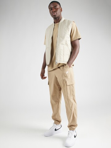 Tapered Pantaloni cargo 'CLUB' di Nike Sportswear in beige