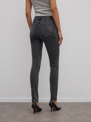Coupe slim Jean RÆRE by Lorena Rae en gris