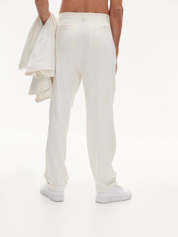 Regular Pantalon à plis 'Marlo' Smiles en blanc