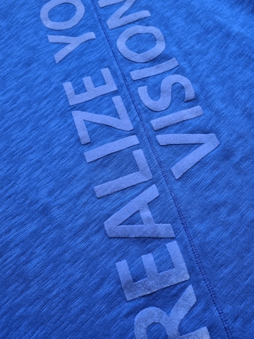 LIKS. Munich Shirt 'Tshirt V-Ausschnitt mit Flockprint' in Blauw