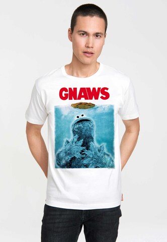 LOGOSHIRT Shirt 'Sesamstrasse Krümelmonster - Gnaws' in Wit: voorkant