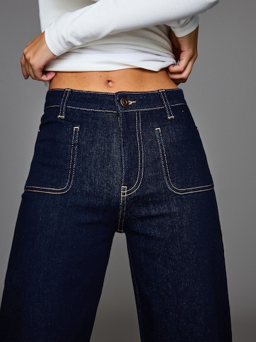 Bershka Szeroka nogawka Jeansy w kolorze niebieski