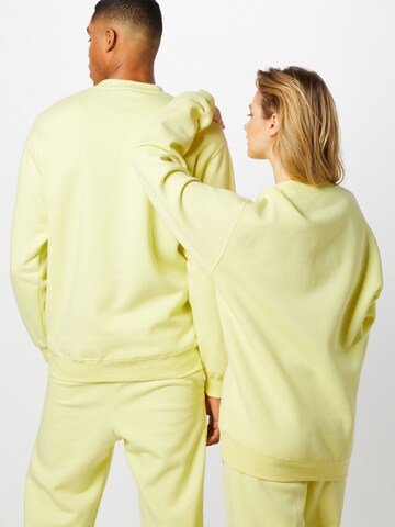 Sweat-shirt 'ROMY' PARI en jaune