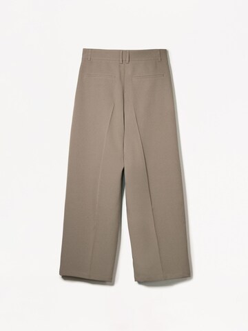 Bershka Loose fit Pleat-Front Pants in Beige