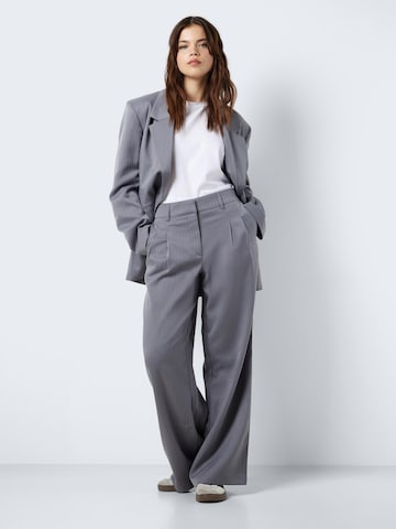 Wide leg Pantaloni con pieghe 'MILLA LARRIE' di Noisy may in grigio