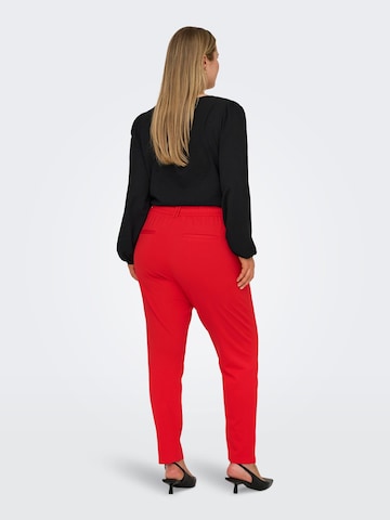 Slimfit Pantaloni 'CARGoldtrash' di ONLY Carmakoma in rosso