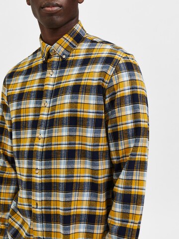SELECTED HOMME جينز مضبوط قميص 'Rand' بلون أصفر