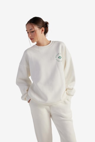 HOLLY LOLLY Sweatshirt in Beige: voorkant
