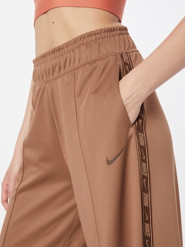 Nike Sportswear Wide leg Broek 'Tape' in Bruin