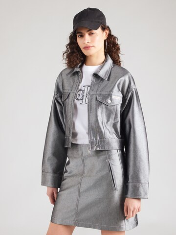 Calvin Klein Jeans Φθινοπωρινό και ανοιξιάτικο μπουφάν σε γκρι: μπροστά