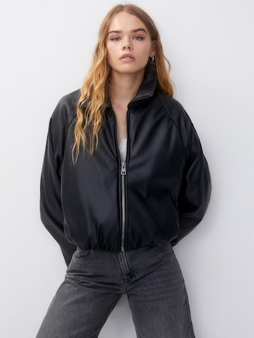 Veste mi-saison Pull&Bear en noir : devant