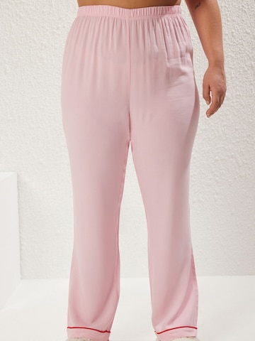 Trendyol Curve Pyjama in Roze