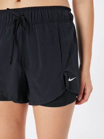 NIKE Regular Sportshorts in Schwarz