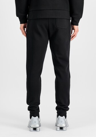 regular Pantaloni sportivi di ALPHA INDUSTRIES in nero