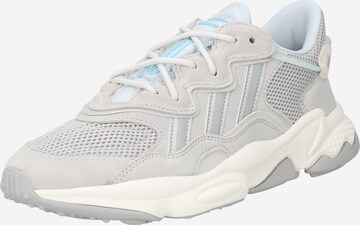 ADIDAS ORIGINALS - Sapatilhas baixas 'Ozweego' em cinzento: frente