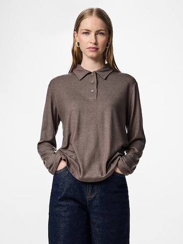 PIECES Póló 'PCRITT' - barna: elől