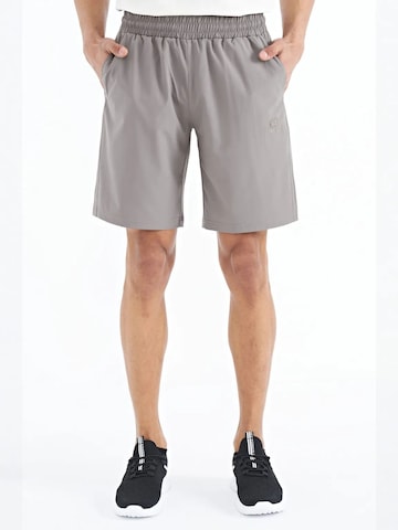 Pantalon Tommy Life en gris : devant