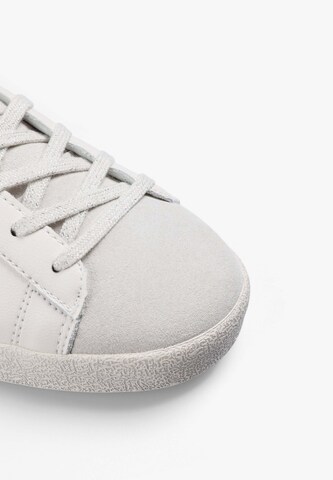 Baskets basses 'Henry' Scalpers en blanc