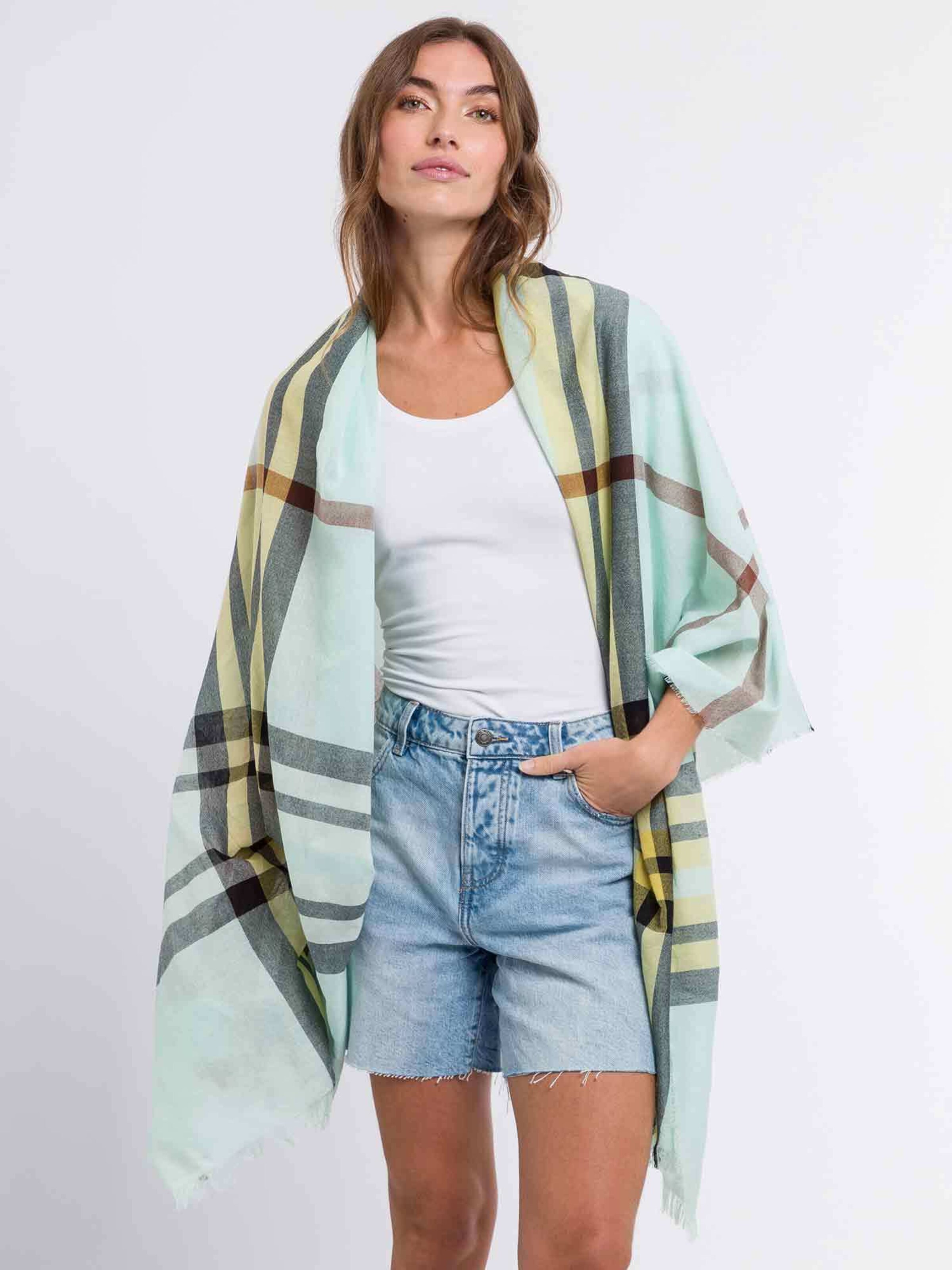 FRAAS Scarf in Green: front