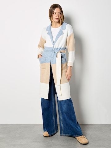 Apricot Klederdrachtjas ' ' in Beige: voorkant