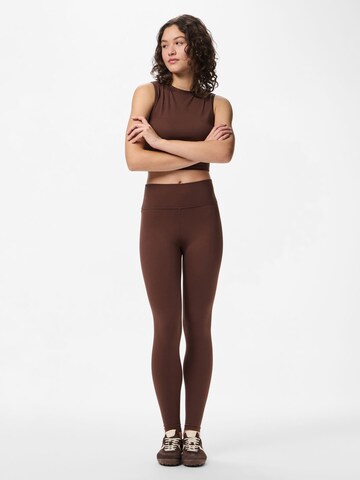 Regular Leggings PIECES en marron