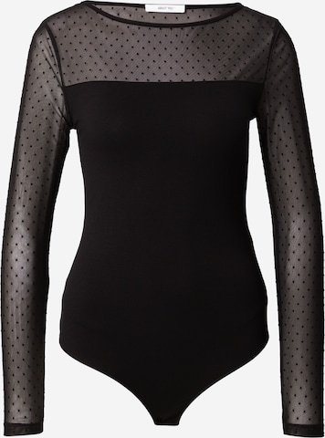 juoda ABOUT YOU Marškinėliai-glaustinukė 'Heidi': priekis