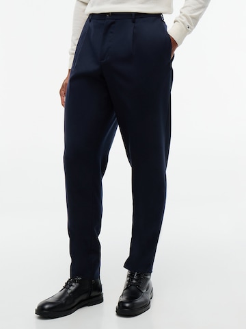 TOMMY HILFIGER Tapered Bandplooibroek 'New York Label' in Blauw: voorkant