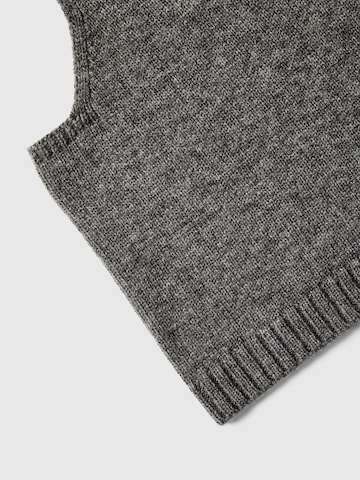 SELECTED - Gorra en gris